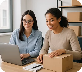 dos mujeres en una oficina con una computadora y cajas
